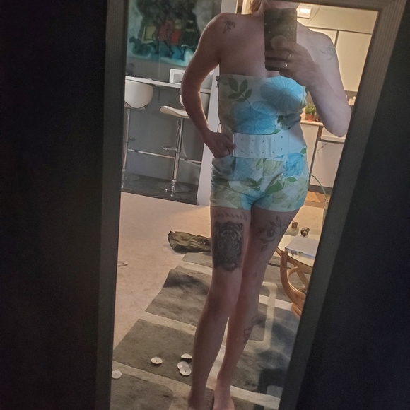 Elegant romper w/pockets and detachable belt. - Picture 1 of 6